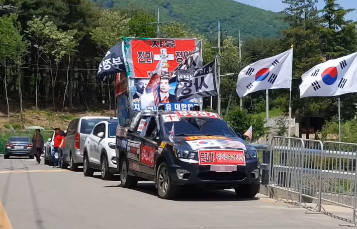  진중권, 文 사저 앞 극우시위에 집회의 자유 빙자한 폭력 극우파, 열린사회의 적들로 보수 진영이 받아들여서는 안돼 CBS라디오 한판승부 그분들이 사실 무슨 죄가 있나