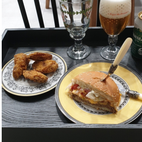 아우든 접시위에 치킨과 햄버거&amp;#44; 맥주