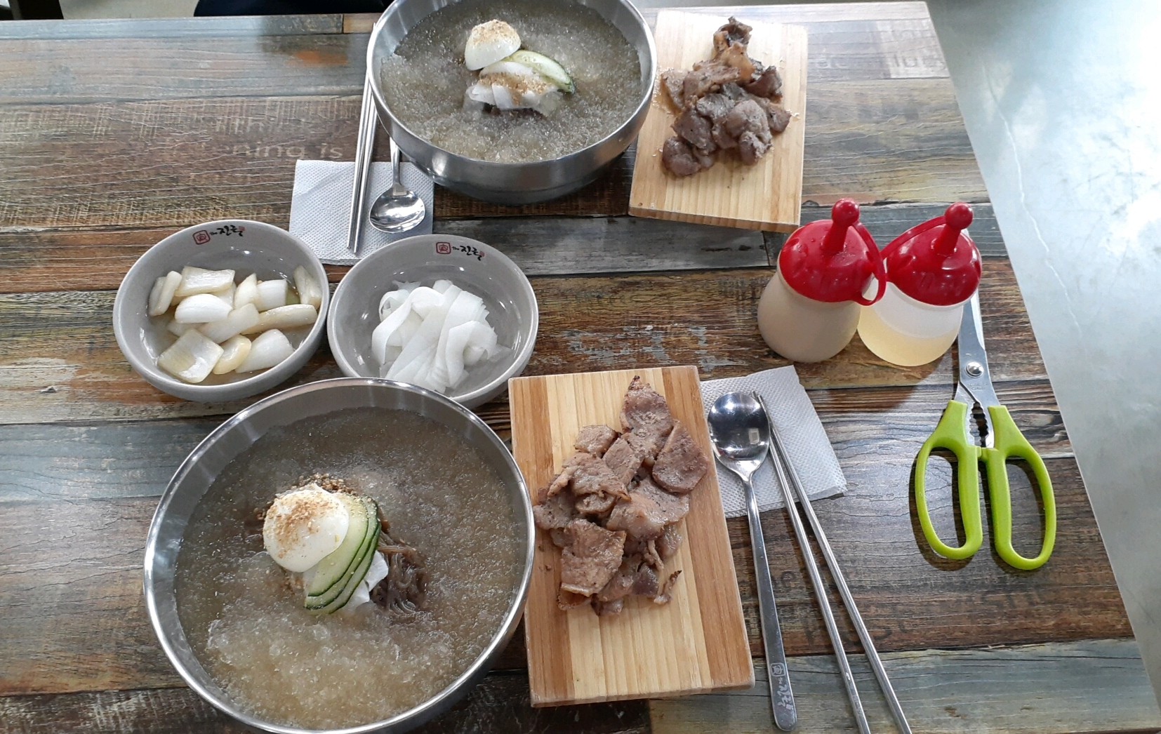  더진국 냉면은  직화구이 고기도 주는 찐 맛입니다