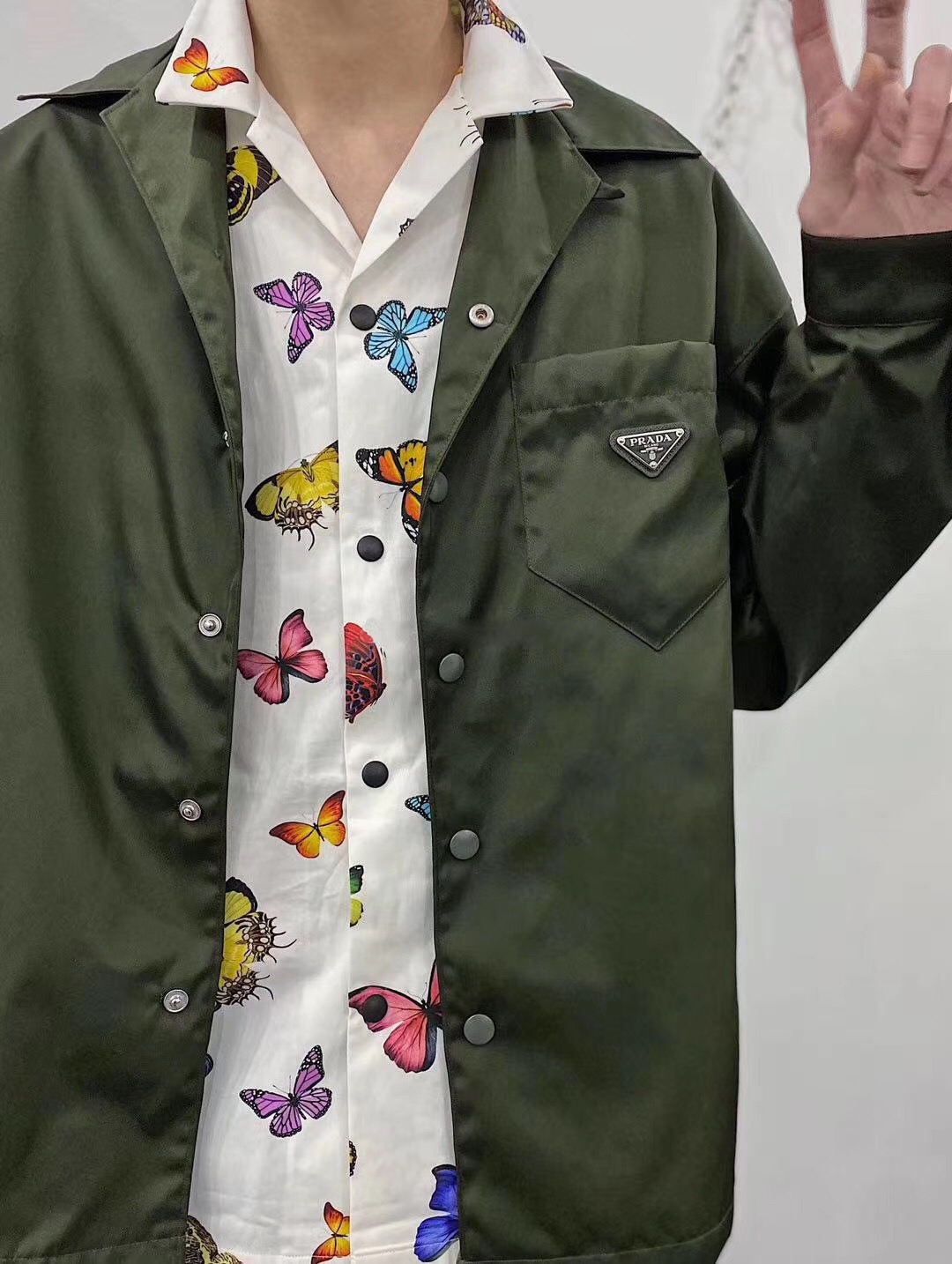  [PRADA] 프라다 20SS 에나멜 로고 플라크 카키 나일론 셔츠 자켓