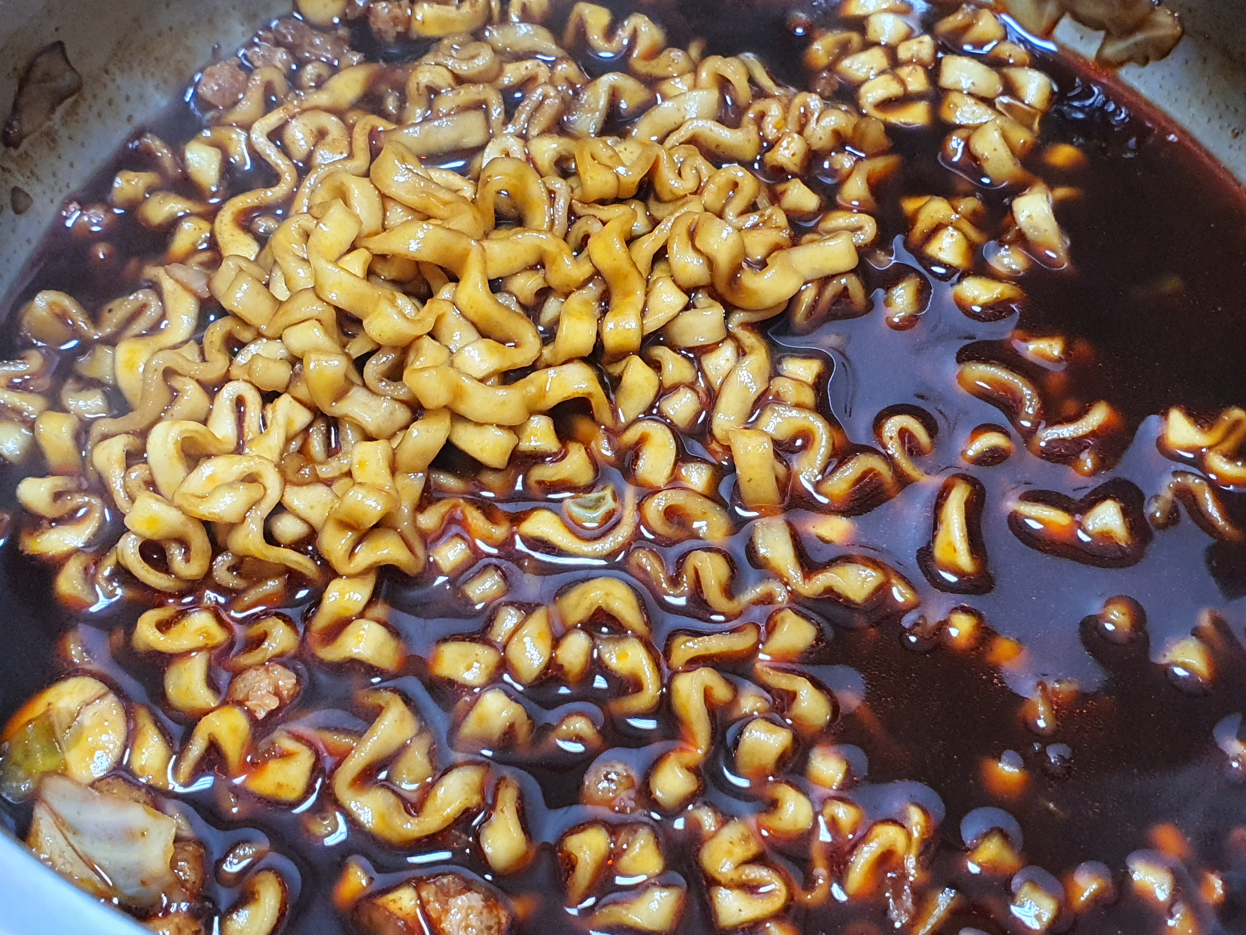  오뚜기 진진짜라- 불맛짜장맛과 꼬들하고 쫄깃한 식감!