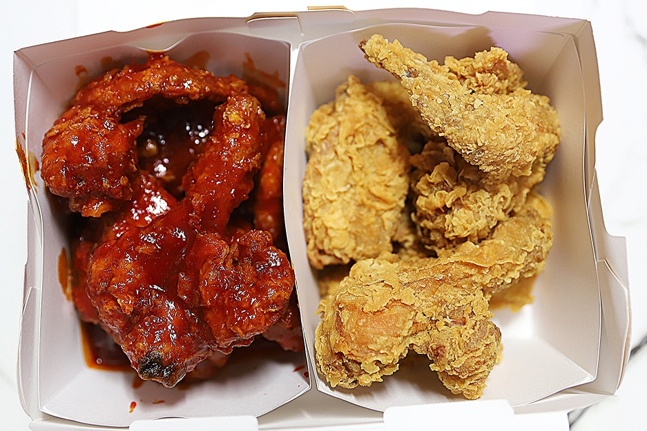 BHC치킨-후라이드반&양념반-위에서-정면으로-찍은-모습
