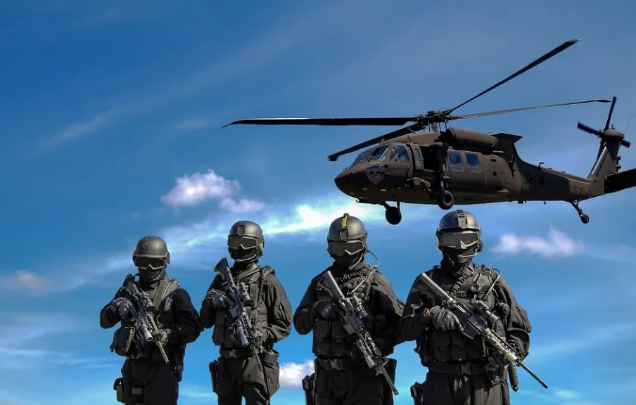 헬리콥터와4명의군인들모습