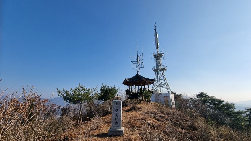 천주산 정상&#44; 작고 흰 대리석의 정상석&#44; 육각정 쉼터&#44; 방송 통산 안테나 철탑&#44; 푸른 하늘&#44;