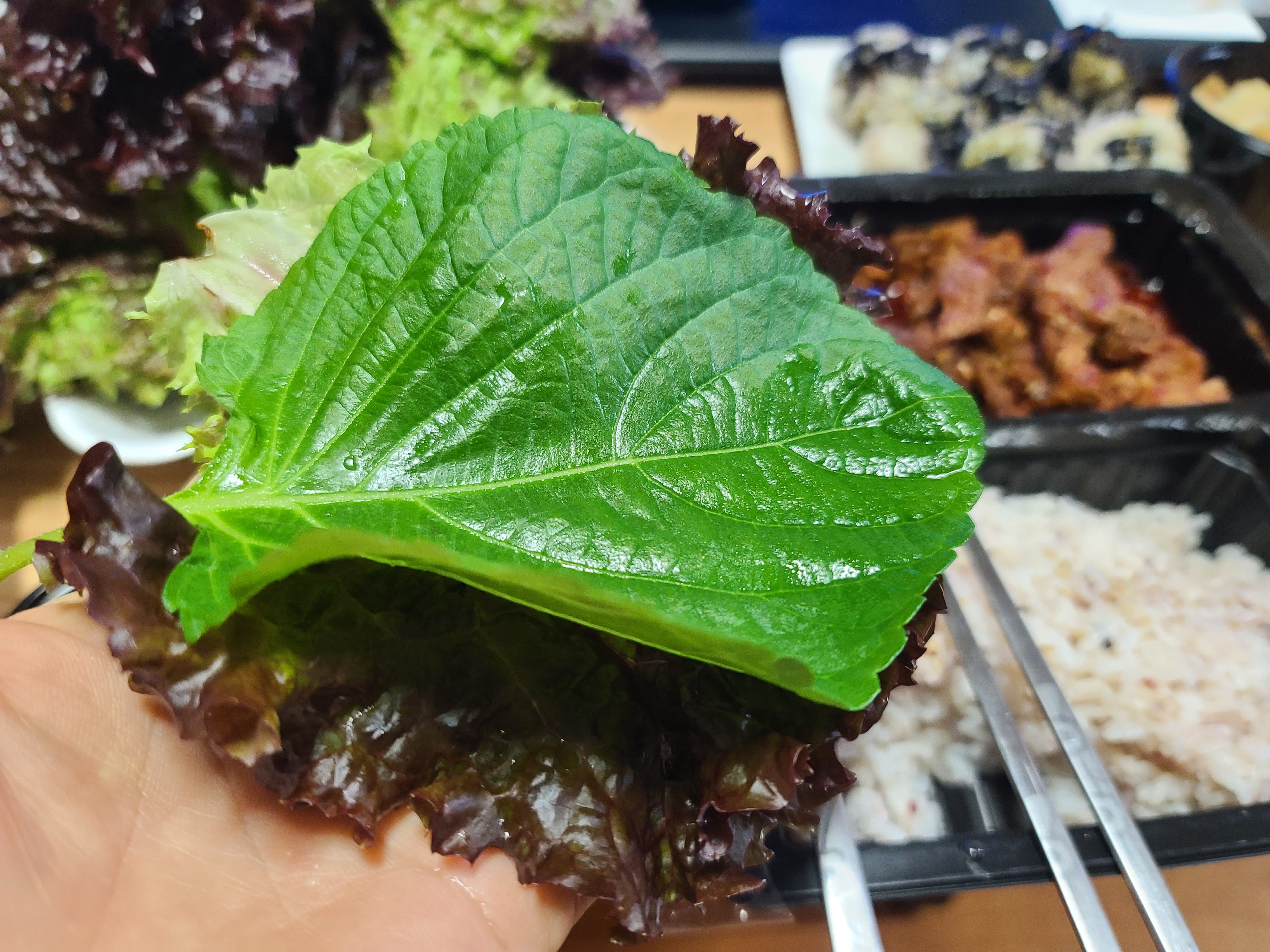 Cover the lettuce with perilla leaves! Perilla leaves are also nutritious&#44; and they further upgrade the taste of the food and provide a refreshing taste.