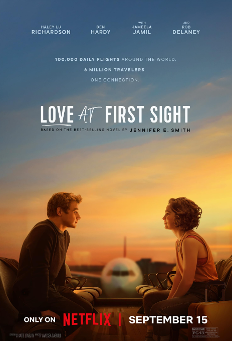 노을 지는 저녁 공항에서 서로를 바라보고 있는 모습의 영화 &#39;첫눈에 반할 통계적 확률&#39; 포스터.