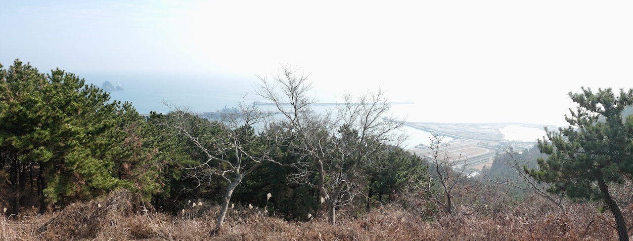 서해와 남해 방향으로 수평선이 보입니다&#44; 신선대 전망대 풍경