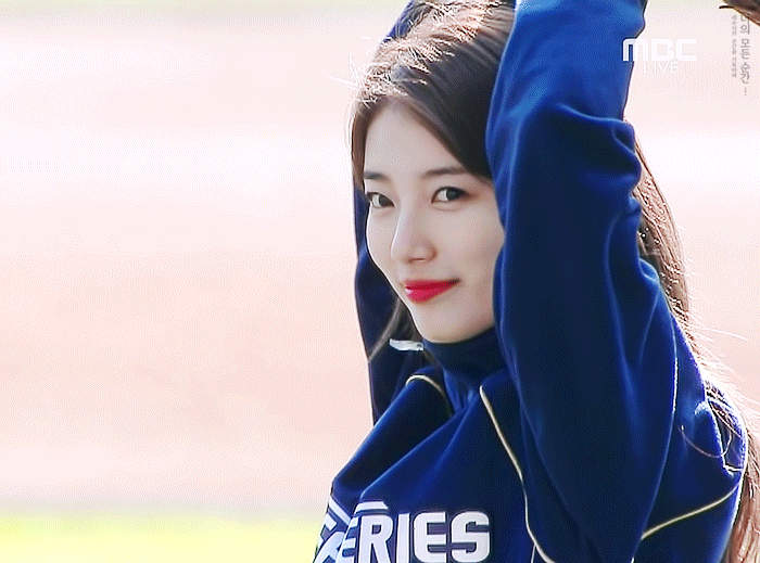  2017 한국시리즈 수지 시구.gif