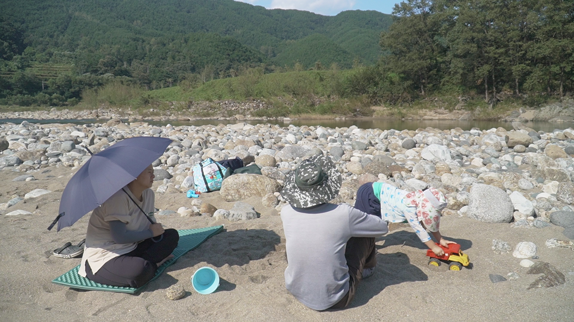  Korean parents playing in the water in the countryside river (SUB)
