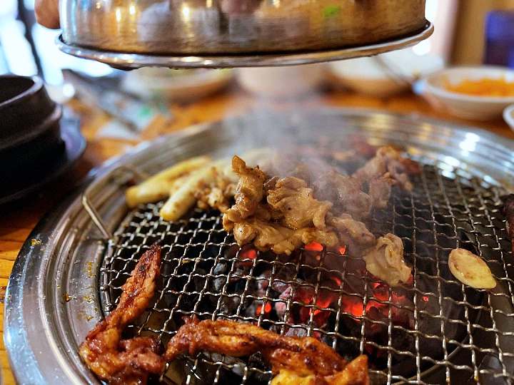 백반기행 박은영 편 숯불 닭갈비 닭목살 닭발 비빔 막국수 묵밥 관악 신림 맛집 소개