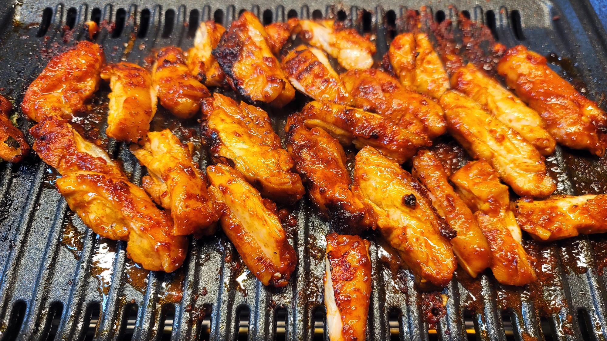 숯불닭갈비 집에서 먹는다.