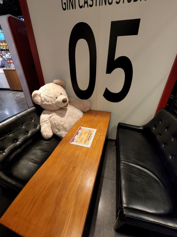 테이블과 곰인형
