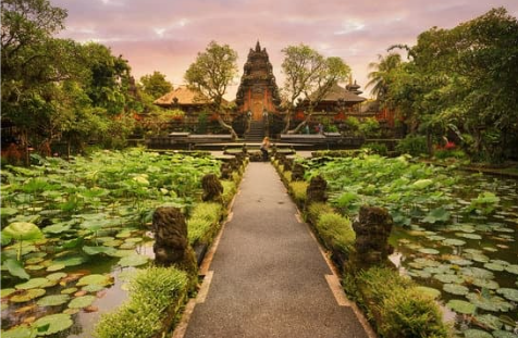 우붓 사원 (Uluwatu Temple)은 발리의 동쪽 해안에 위치한 아름다운 사원