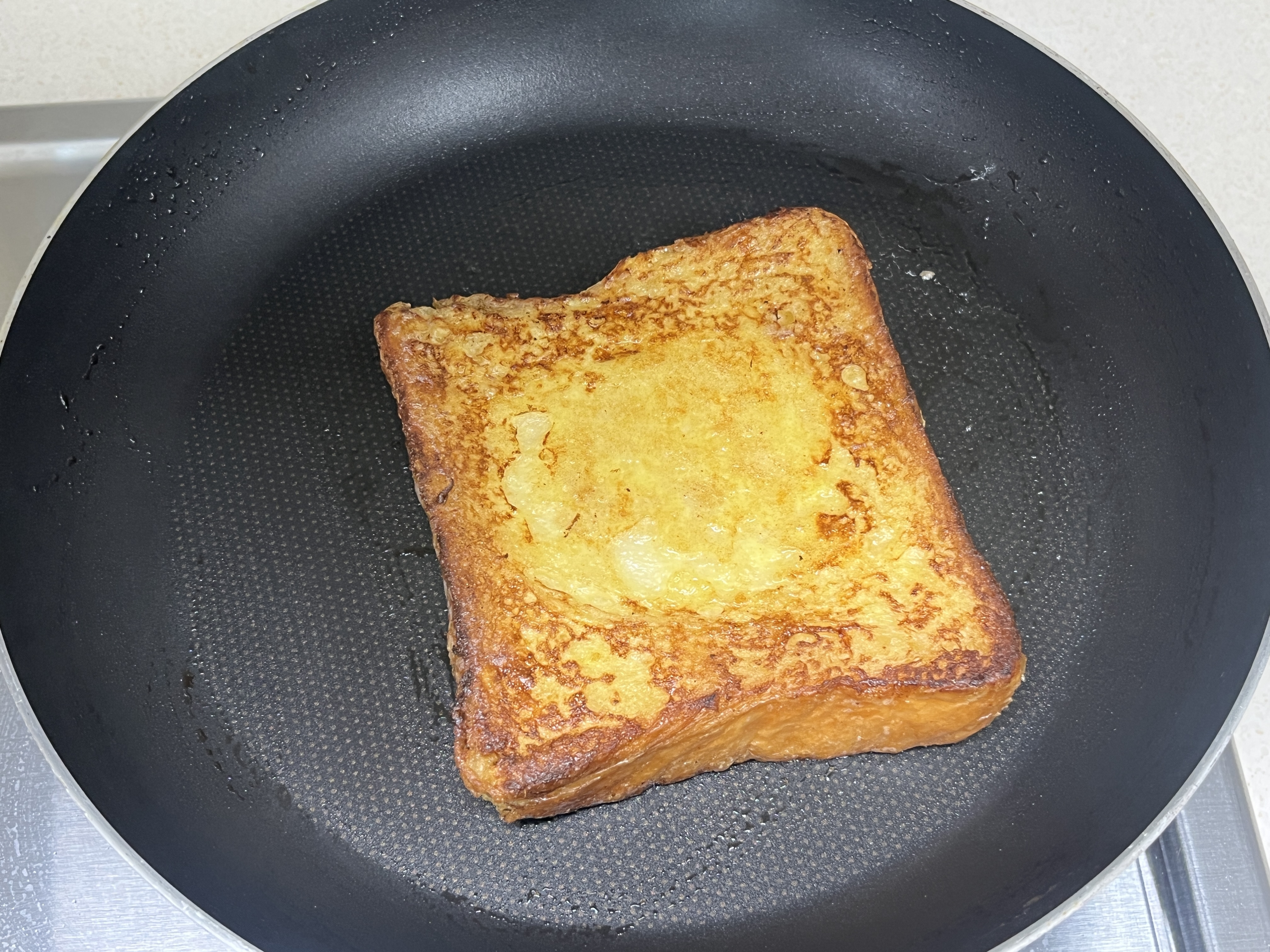 노릇하게 구워진 식빵 