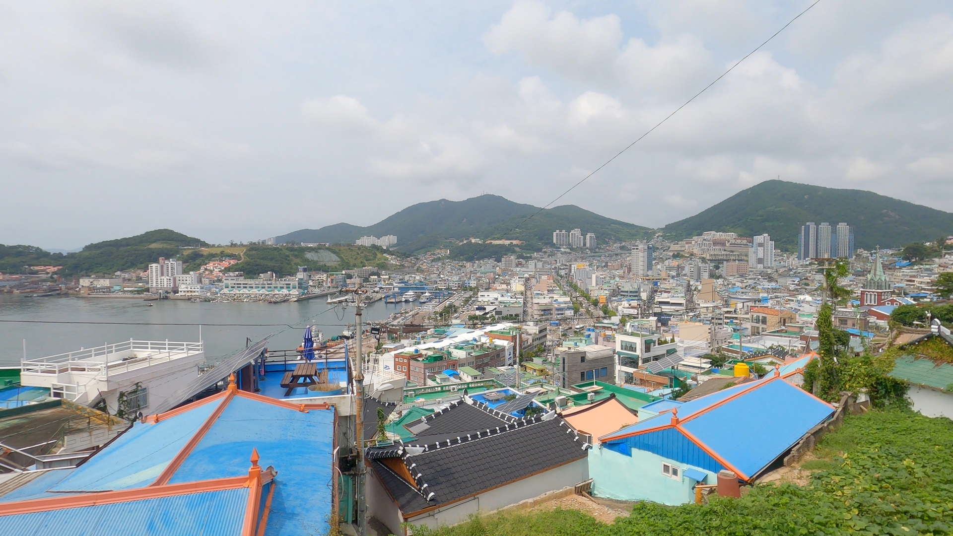 고소동천사벽화골목에 있는 오포대 전망대에서 바라본 여수의 모습이다.