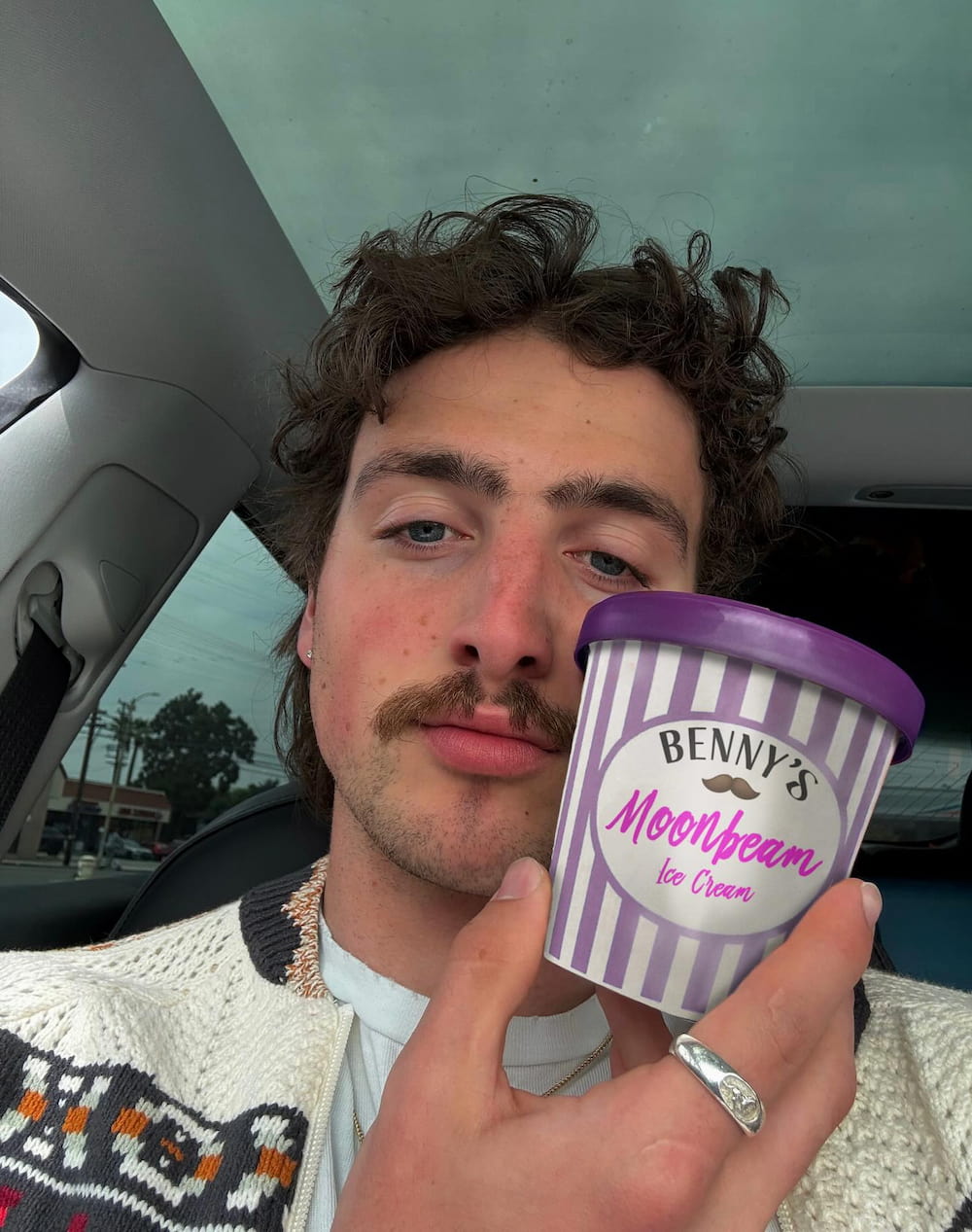 Moonbeam ice cream을 들고있는 Benson Boone(벤슨분)의 인스타그램 사진