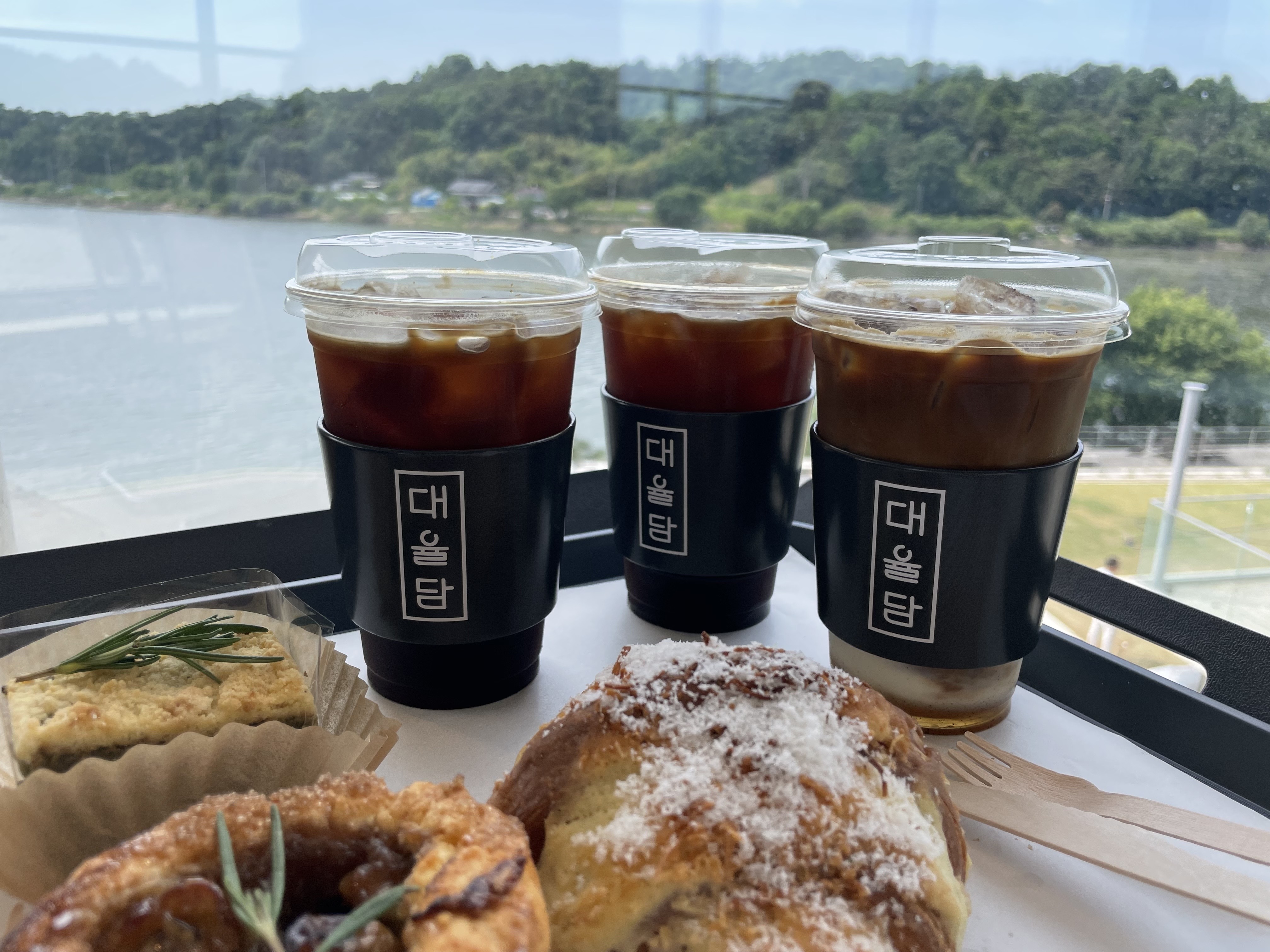  전주 근교 카페 추천: 저수지뷰가 좋은 김제 대율담