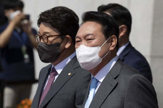  '尹 문자 파동'에 절레절레..버티던 60대마저 돌아섰다 [신현보의 딥데이터]