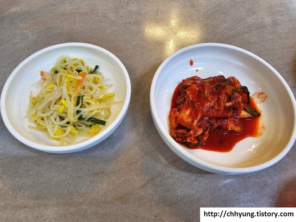별난 남원골 추어탕 - 콩나물무침과 김치