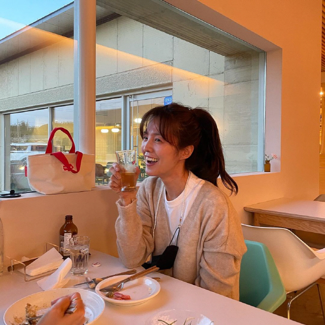  김성은, 정조국과 데이트 중 찍힌 사진?..."사랑에 빠진 요즘"