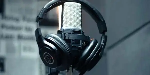 마이크 설정에 가장 중요한 마이크와 헤드셋의 이미지