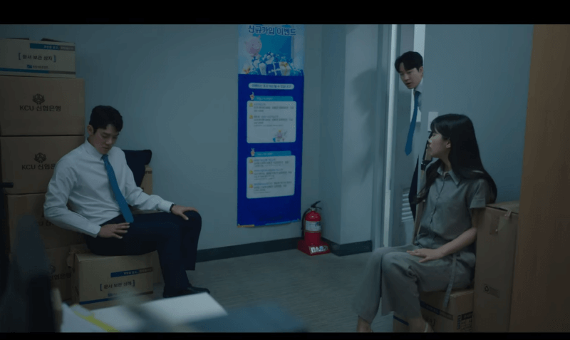 문서고에 갇힌 안수영과 하상수 대화 이후에 소경필이 문을 열어주다(출처: 넷플릭스)