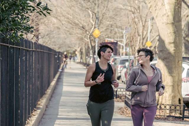 달리기 운동을 하고 있는 여성 두 명의 모습