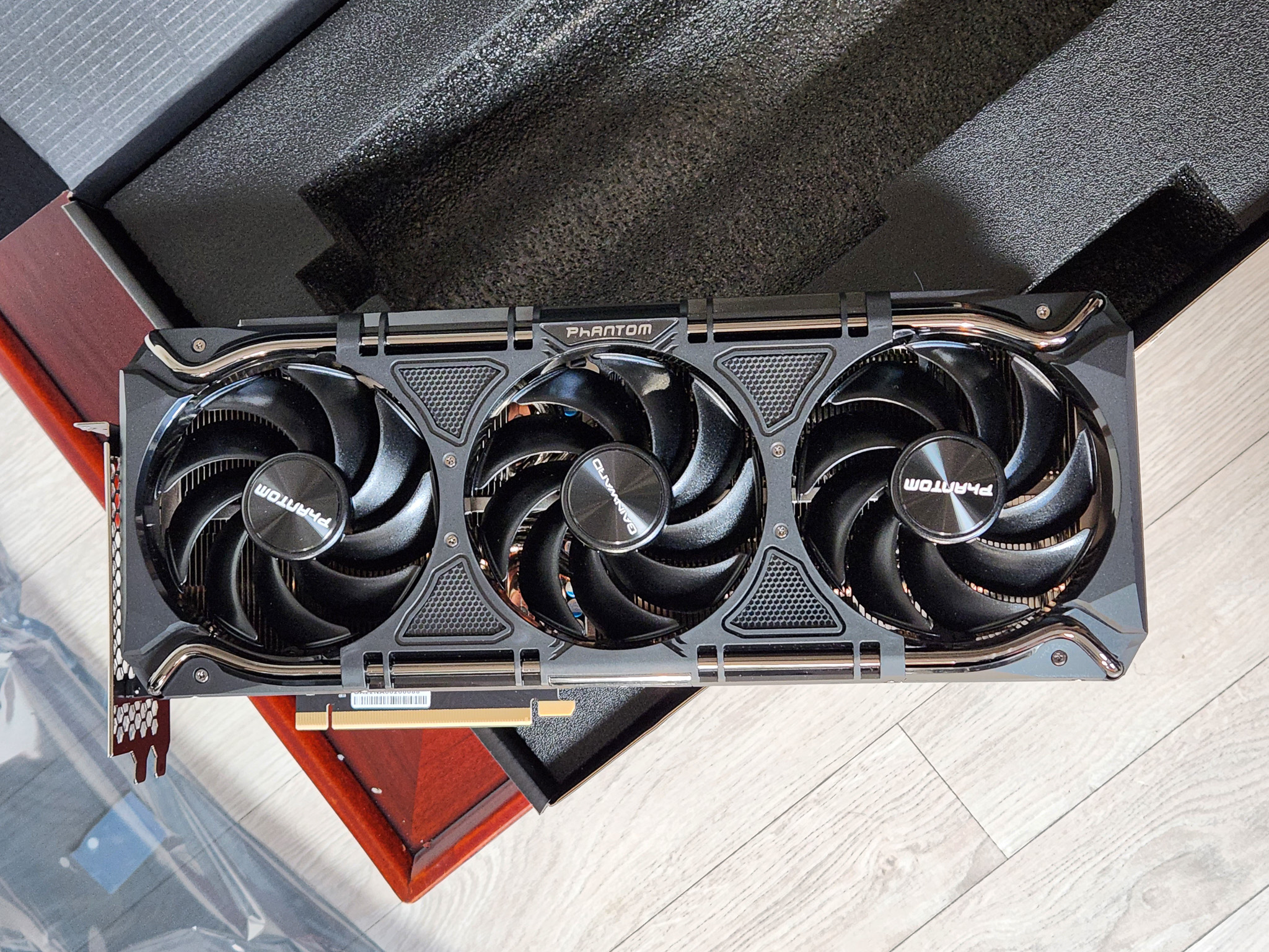 게인워드(GAINWARD) 지포스 RTX 4090 팬텀 GS D6X 상공