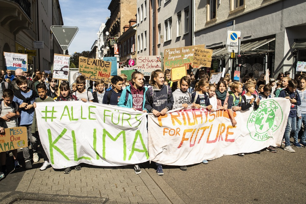 알트태그-유럽의 청소년들이 기후 위기 대책 마련을 촉구하며 시위를 벌이고 있습니다.