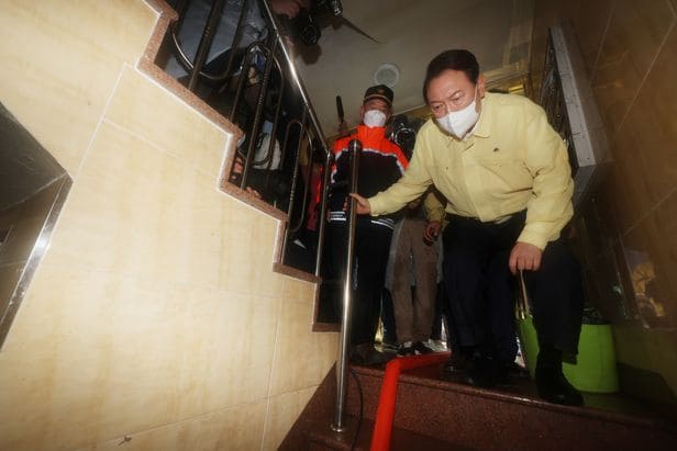  재난만 나면 정쟁에 이용?...'뭐 묻은 개가 겨 묻은 개 나무란다'고