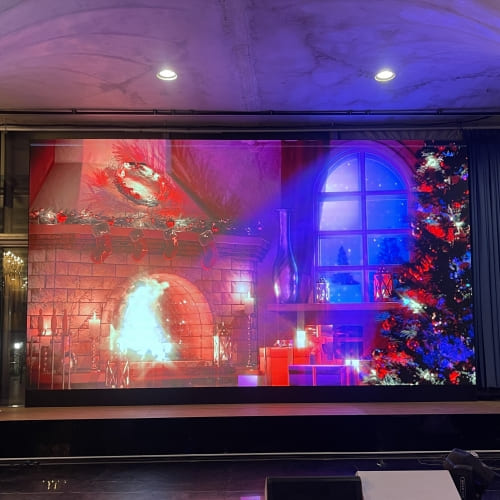 오페라디바스 카페에 설치된 액자형 대형 LED전광판 전면 사진 입니다.