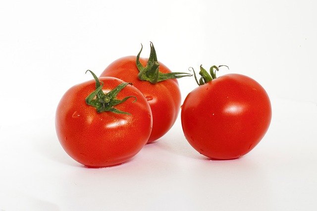 토마토 세개 사진