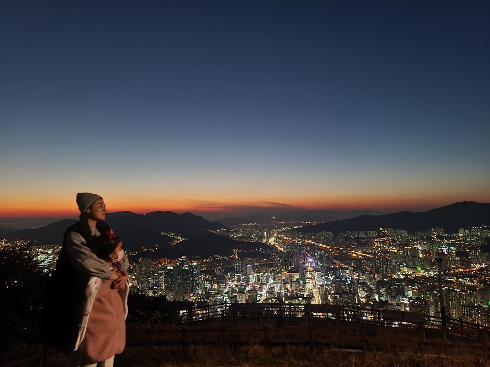 부산의 아름다운 야경과 함께