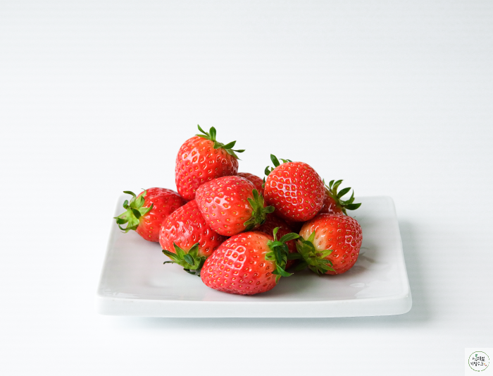흰접시 위에 딸기