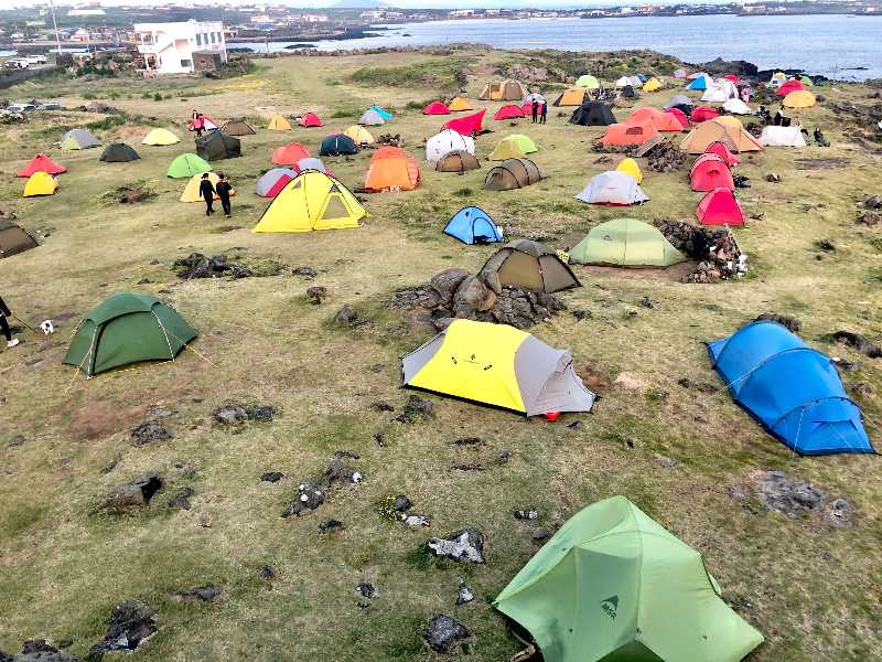 백패킹 성지 우도비양도 - 백패킹 텐트들의 모습.