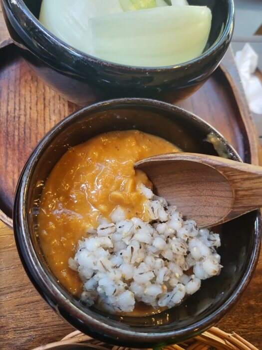 보리밥과 묵은지 청국장찌개