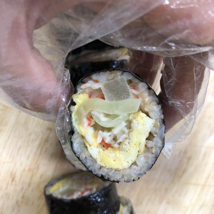 오이크래미샐러드김밥-잘말아서썰기-김밥단면