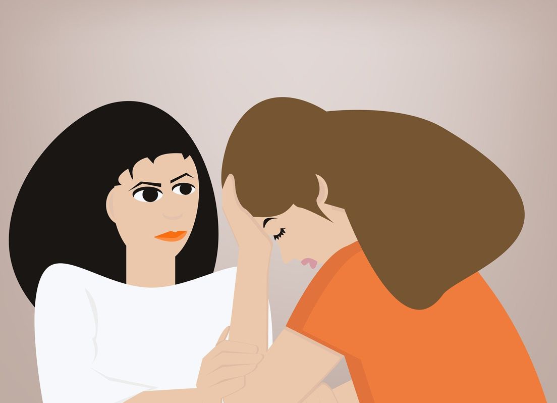 한 여성이 친구의 고민상담을 하고 있다