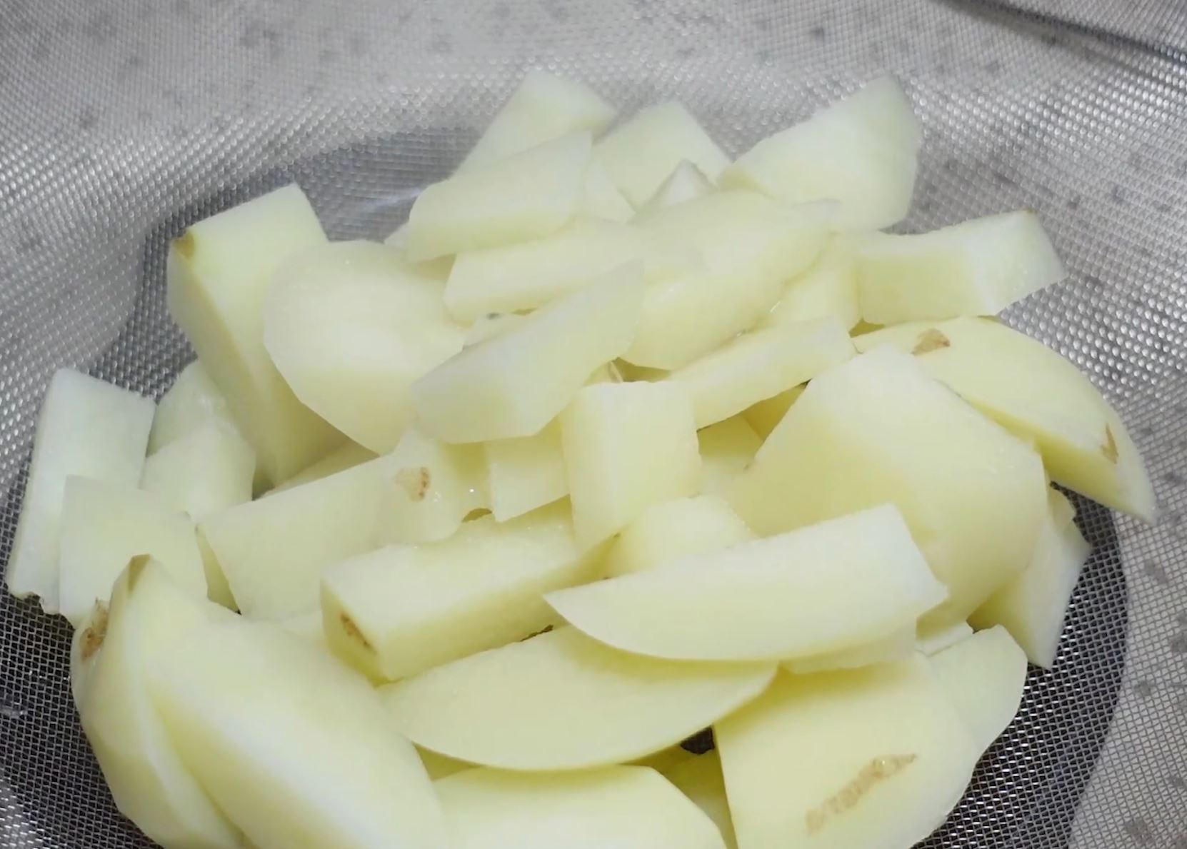 감자가 다 익고나면 채반에 한 김 식혀요. 