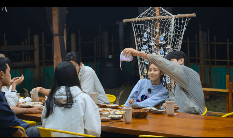 솔로지옥2 지옥도에 남은 신슬기와 최종우는 셀카를 찍고 있고, 그 앞에 신동우의 시선이 심상치 않네요