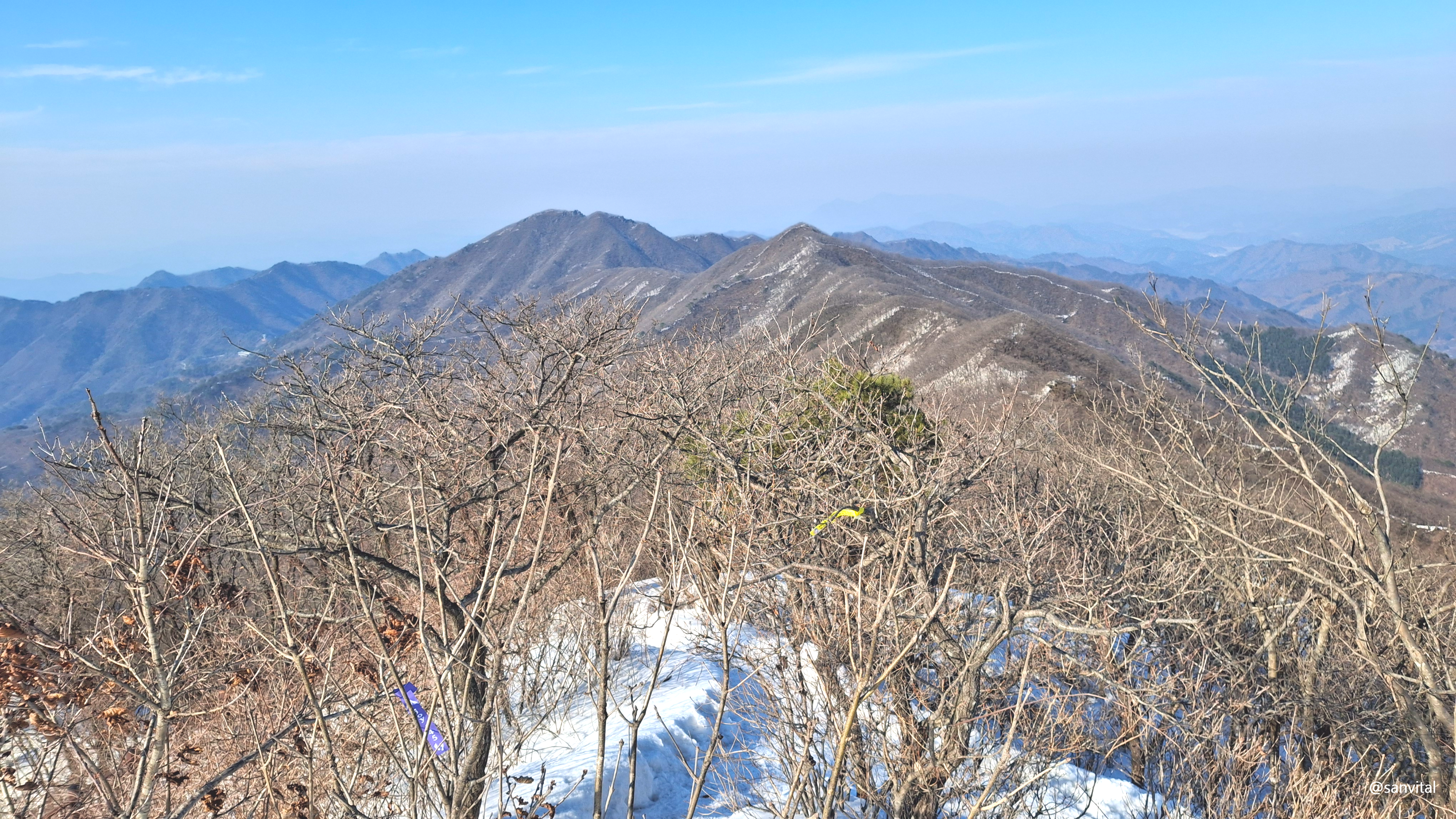민주지산 정상에서 삼도 조망