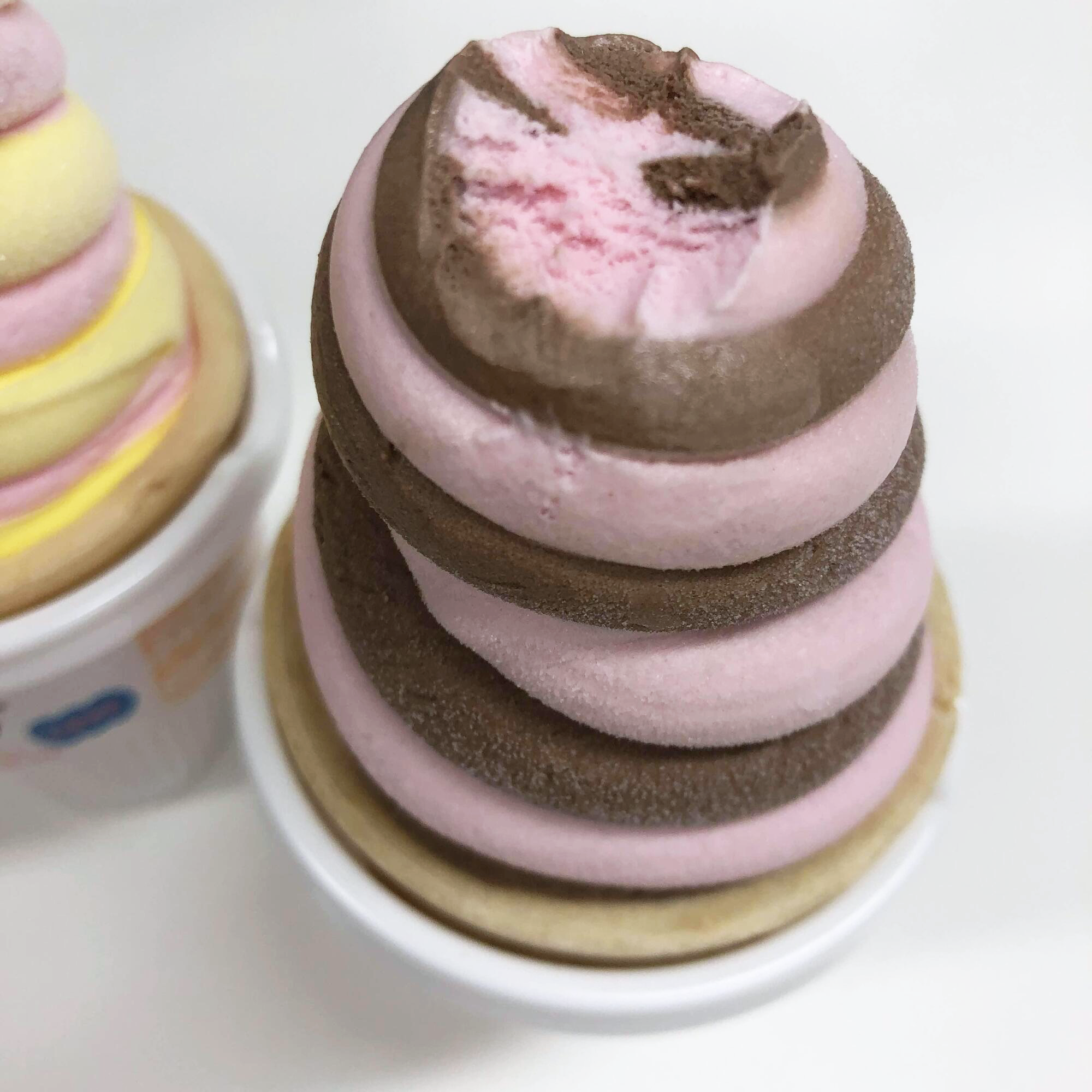 한 입 먹은 딸초콘 아이스크림