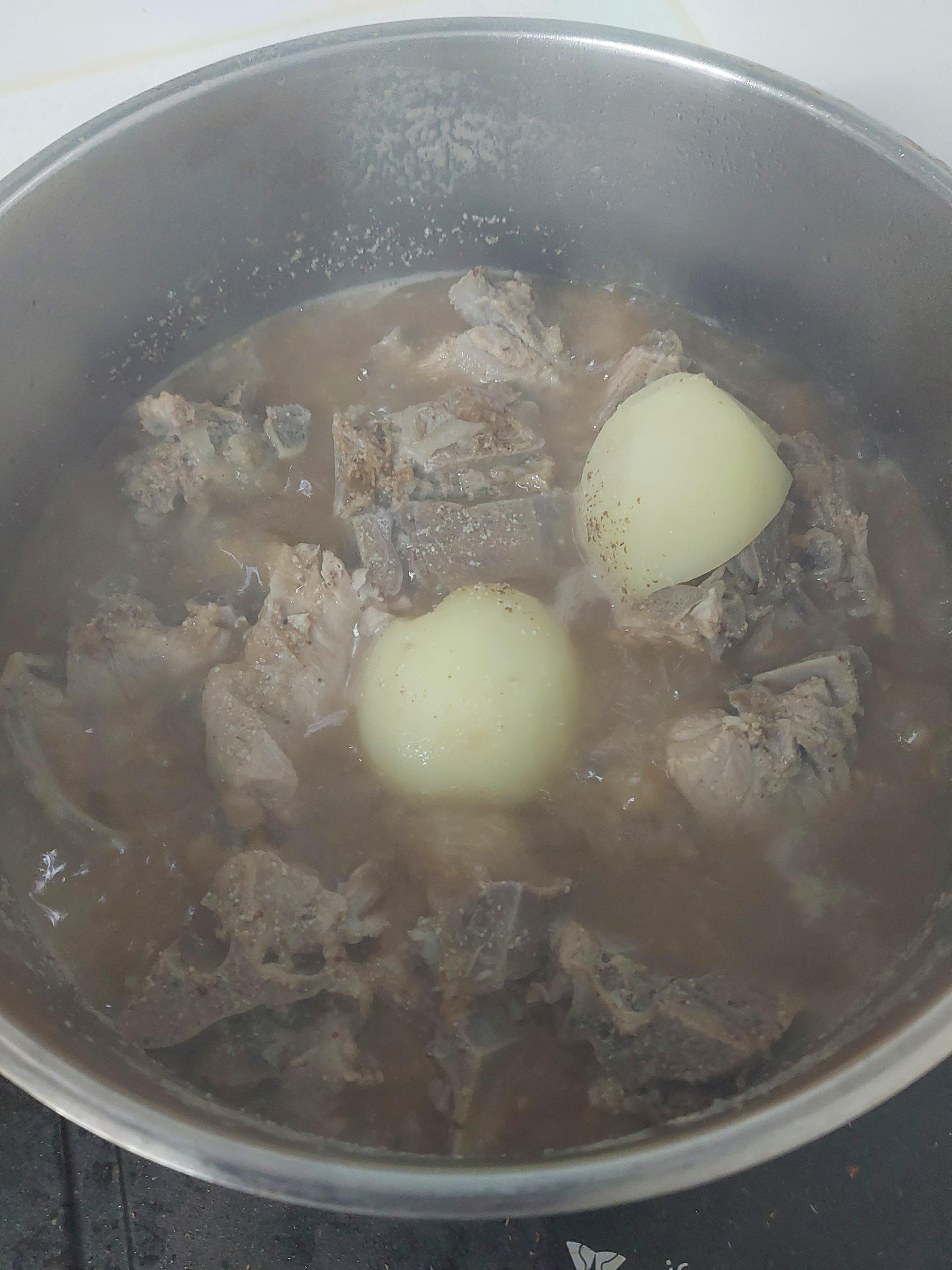  간장향이 코끝을 자극하는 돼지등뼈찜과 돼지고기의 효능