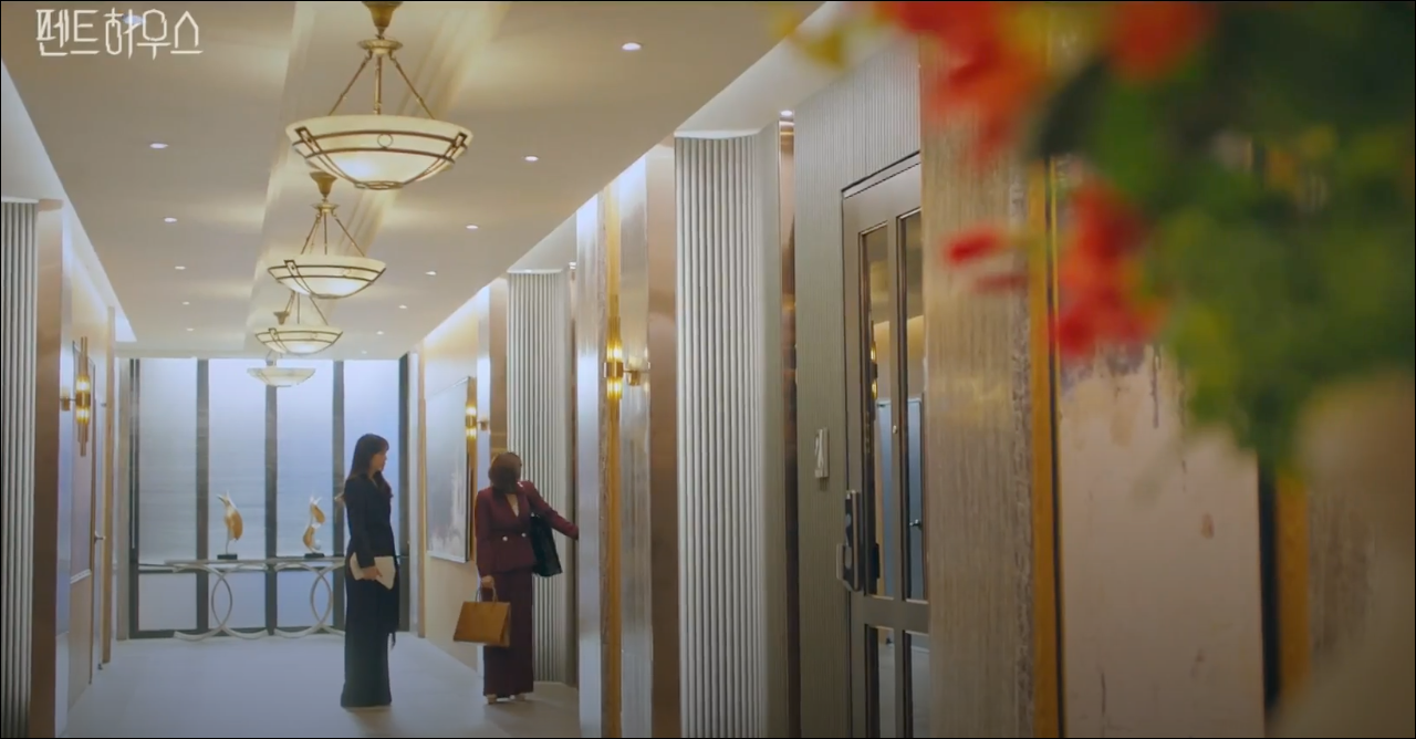  [TV속패션] 드라마 펜트하우스 17회 이지아 화이트 클러치 패션 정보 #펜트하우스 17회 이지아 보테가베네타(BOTTEGA VENETA) 하얀색 클러치 패션