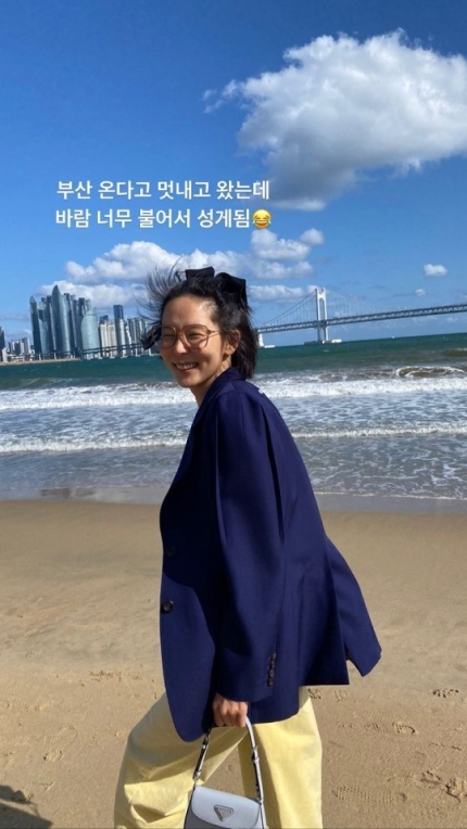  김나영, 잇몸 만개한 해변의 여인! 부산 여행중 찰칵 [사진]