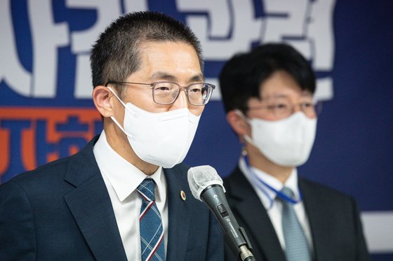  "선물 드릴게요" 낫으로 의사 내려찍은 70대..충격의 응급실