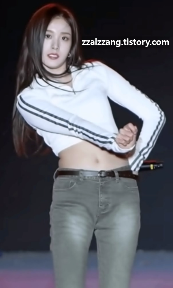 허리 배꼽 노출한 스테이씨 막내 재이 비주얼 미모 [짤짱]