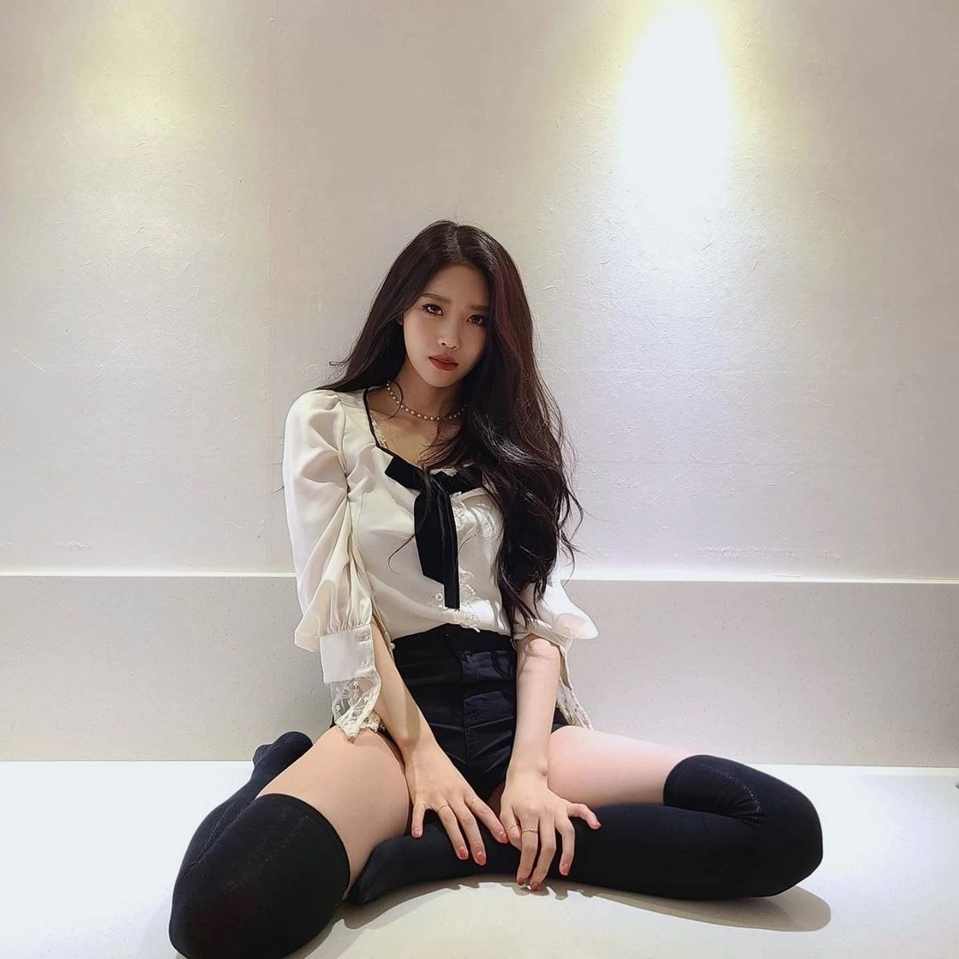 아이돌-idol-kpop-가슴-가슴골-슴골-boobs-cleavage-midriff-엉덩이-엉밑-엉밑살-butt-섹시-몸매-body-sexy-허벅지-thighs-도끼-cameltoe-nsfw-legs-cheeks-러블리즈-미주-이미주-lovelyz-mijoo