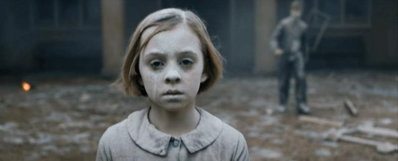 헨리는 뒤에 서 있고 에바는 폭격중에도 집으로 걸어가려는 중입니다 스틸컷 사진