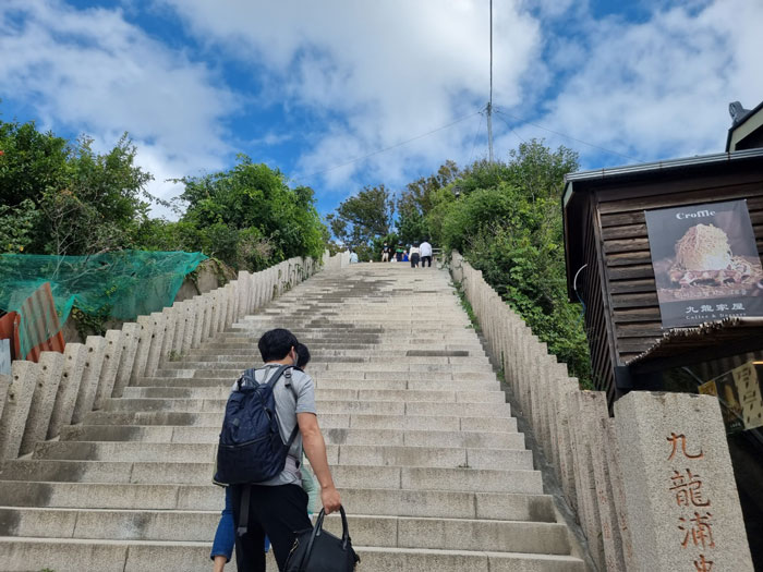 포항-일본인-가옥거리-전망지역으로-올라가는-계단을-찍은-사진